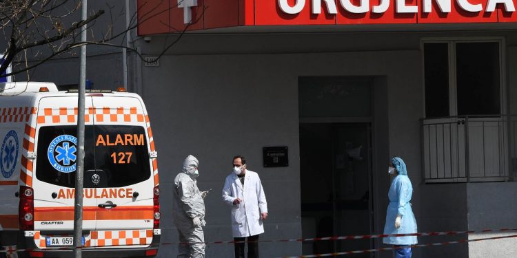 Ja pse viktimat e koronavirusit në Shqipëri kanë moshë mesatare më të ulët