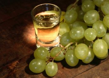 A e lufton rakia koronavirusin? Ja çfarë thotë mjeku i njohur