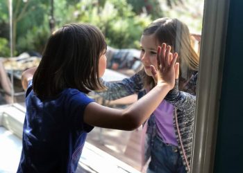 Bota në karantinë, fotoja që po prek të madh e të vogël