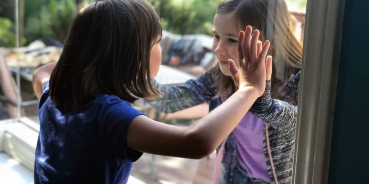 Bota në karantinë, fotoja që po prek të madh e të vogël