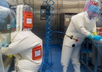 Mediat britanike zbulojnë anën tjetër: Koronavirusi doli nga laboratori kinez, stafi u spërkat me gjak