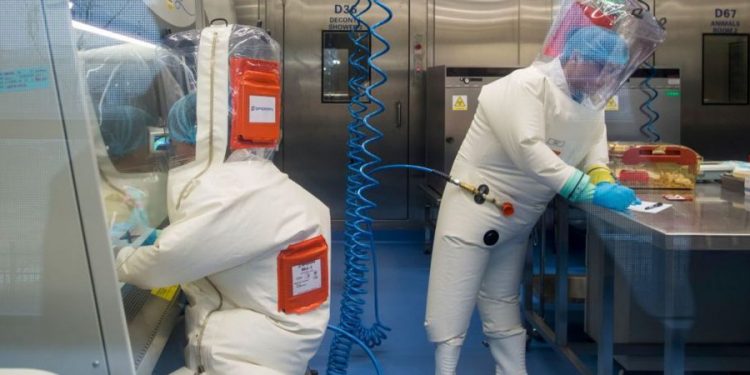 Mediat britanike zbulojnë anën tjetër: Koronavirusi doli nga laboratori kinez, stafi u spërkat me gjak