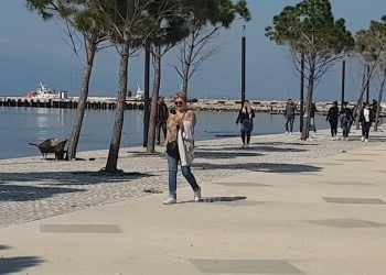 Në Sarandë dhe Vlorë nuk pyesin për karantinën, dalin xhiro anës detit (VIDEO)