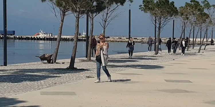 Në Sarandë dhe Vlorë nuk pyesin për karantinën, dalin xhiro anës detit (VIDEO)