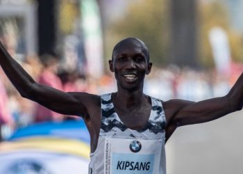 Thyen karantinën dhe shkoi në lokal me 20 shokë, arrestohet ish-kampioni i botës