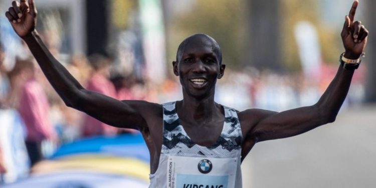 Thyen karantinën dhe shkoi në lokal me 20 shokë, arrestohet ish-kampioni i botës