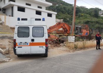 E zë poshtë skrepi i eskavatorit, ndërron jetë i riu (FOTO nga vendngjarja)