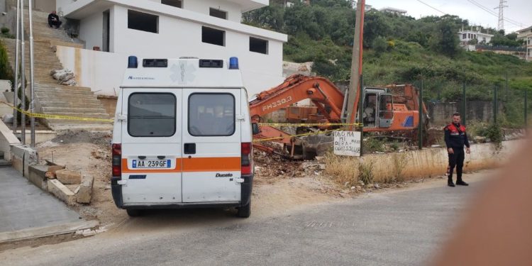 E zë poshtë skrepi i eskavatorit, ndërron jetë i riu (FOTO nga vendngjarja)