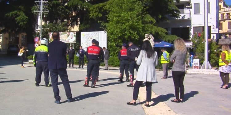 Frika nga koronavirusi, prefekti i Gjirokastrës mbledh Task- Forcën tek sheshi “Çerçiz Topulli”