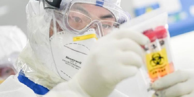 Studimi i frikshëm: Distancimi social do të zgjasë deri në vitin 2025