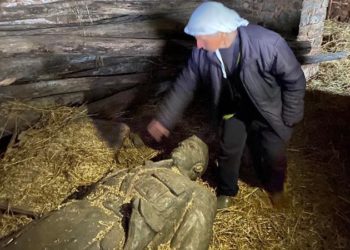 Kapur pas Enver Hoxhës: Ruajtja e statujës së fundit të Shqipërise komuniste