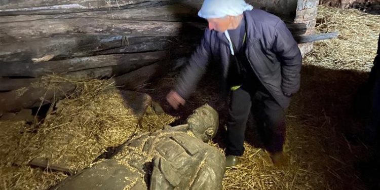 Kapur pas Enver Hoxhës: Ruajtja e statujës së fundit të Shqipërise komuniste