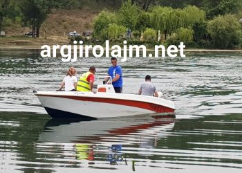 Kryetari i Bashkisë Gjirokastër si ‘skafist’ në Liqenin e Viroit (VIDEO)