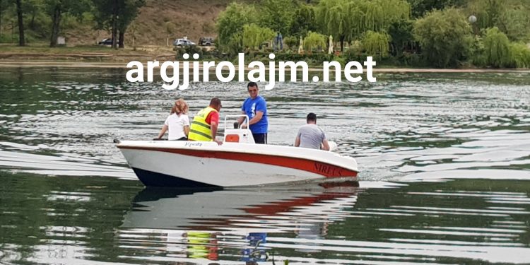 Kryetari i Bashkisë Gjirokastër si ‘skafist’ në Liqenin e Viroit (VIDEO)