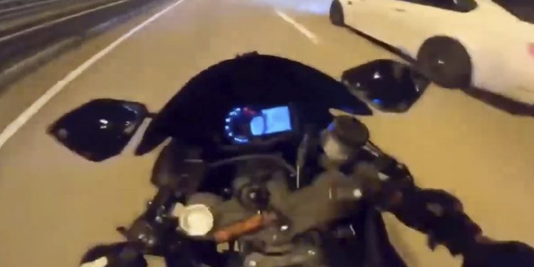 Lëvizte me shpejtësi 190 Km/orë, motoristja seksi pëson aksident të tmerrshëm