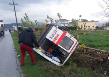 Aksidentohet autoambulanca e spitalit të Sarandës, vdes pacienti, plagoset rëndë shoferi