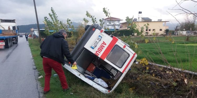 Aksidentohet autoambulanca e spitalit të Sarandës, vdes pacienti, plagoset rëndë shoferi