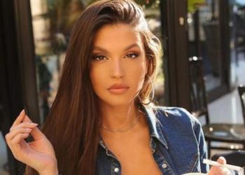 Modelja shqiptare shfaqet me thikë në dorë: Menduat se do vrisja të dashurin?