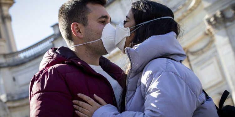 Kujdes nga puthjet franceze, janë të rrezikshme për transmetimin e covid-19