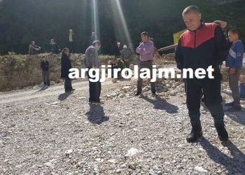 Banorët e tri fshatrave protestojnë në kantierin e rrugës Kardhiq-Delvinë, akuzojnë kompaninë për dëmtim të kanaleve vaditëse (FOTO & VIDEO)