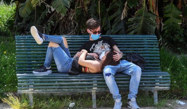 Si do ndikojë koronavirusi në marrëdhënien e një çifti? Flet mjeku