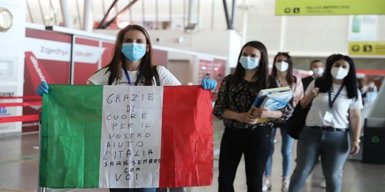 Përfundon me sukses misioni i 60 infermirëve në Itali, rikthehen në atdhe (FOTO)