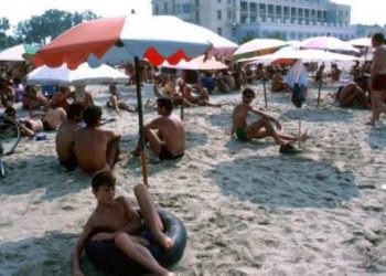 Ngazëllimi popullor për plazhin si në kohën e Enverit