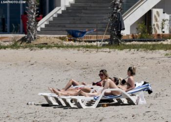 Vajza topless që ekzpozojnë të pasmet, mbushen plazhet me njerëz. Shqiptarët nuk duan t’ia dinë për koronavirusin (FOTO)
