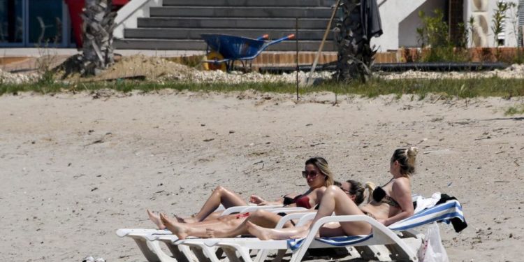 Vajza topless që ekzpozojnë të pasmet, mbushen plazhet me njerëz. Shqiptarët nuk duan t’ia dinë për koronavirusin (FOTO)