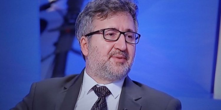 Andi Bejtja: Basha të këndojë himnin në banjo, Monika të shtrojë petë dhe Meta të masturbohet me Kushtetutën