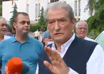 Berisha në protestë: Të përmbysim diktaturën me mosbindje civile