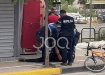‘Ik andej se të q*** robt’, policia dhunon të miturin. Pamje të rënda (VIDEO)