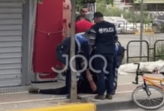 ‘Ik andej se të q*** robt’, policia dhunon të miturin. Pamje të rënda (VIDEO)