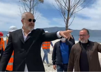 Rama i ‘bën zbor’ kryetarit të Vlorës: Po ç’tenderuar…tenderuar thotë, mbush gropat (VIDEO)