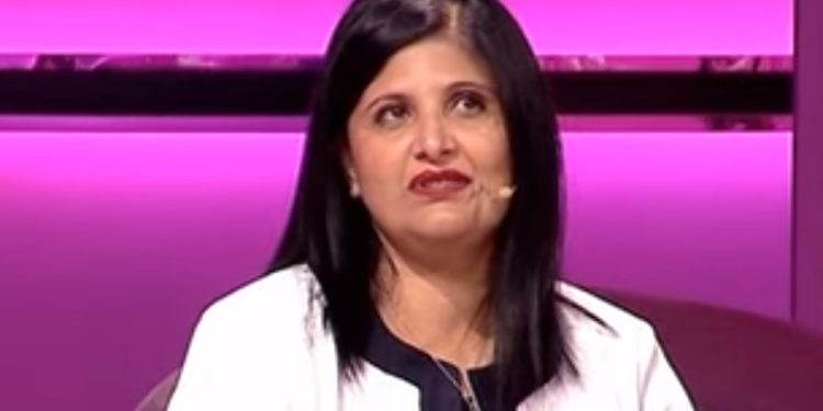 Rrëfimi prekë i gruas: Pas 5 vitesh martesë, bashkëshorti më la dhe vendosi të jetonte me dikë tjetër (VIDEO)