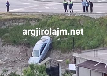 Aksident i çuditshëm në Gjirokastër, makina ‘fluturon’ jashtë rruge (FOTO)