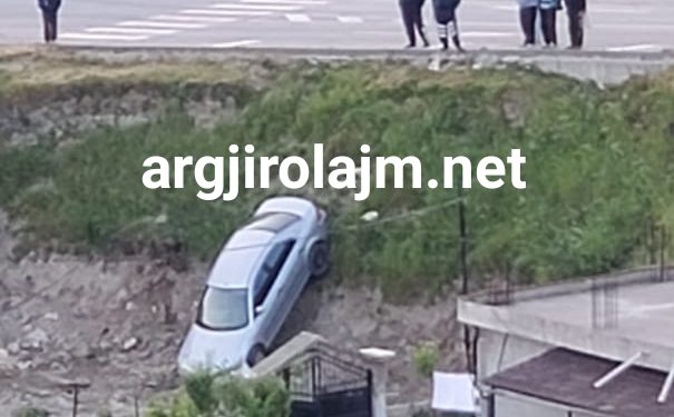 Aksident i çuditshëm në Gjirokastër, makina ‘fluturon’ jashtë rruge (FOTO)