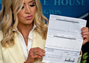 Gafa e zëdhënëses së Donald Trump, i zbulon publikisht llogarinë bankare (FOTO)