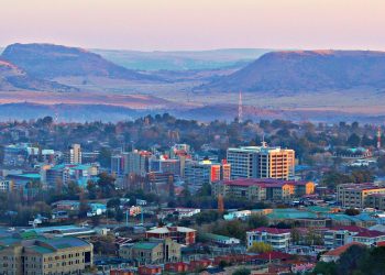 Jep dorëheqjen kryeministri, akuzohet se ka vrarë gruan e parë