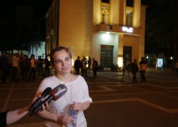Monika Kryemadhi tek Teatri Kombëtar: Jam dezhurn, do qëndroj këtu. Kur të vijnë fadromat do lajmëroj Bashën dhe aktivistët