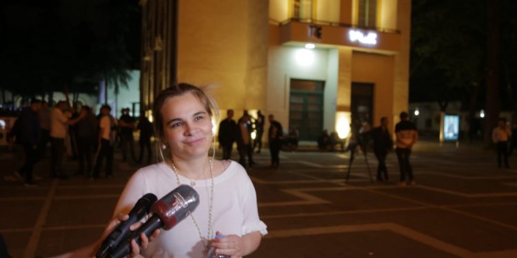 Monika Kryemadhi tek Teatri Kombëtar: Jam dezhurn, do qëndroj këtu. Kur të vijnë fadromat do lajmëroj Bashën dhe aktivistët
