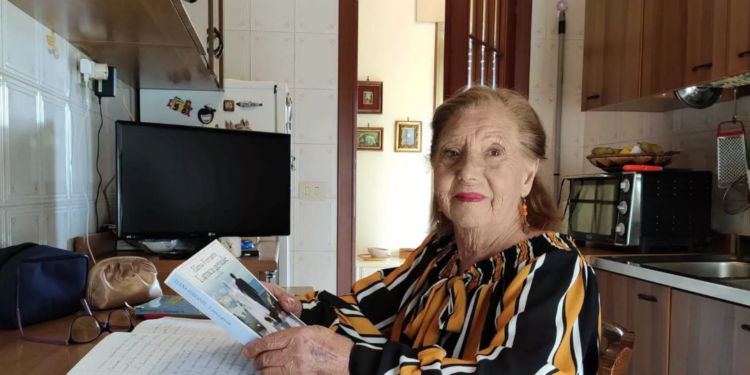 Historia e rrallë/ 79-vjeçarja përgatitet për të dhënë provimin e klasës së 8