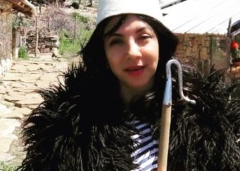 Me sharkun mbi supe dhe kërrabën në dorë, Rudina Xhunga ka një ftesë për në Çajup: Eja në parajsë… (VIDEO)