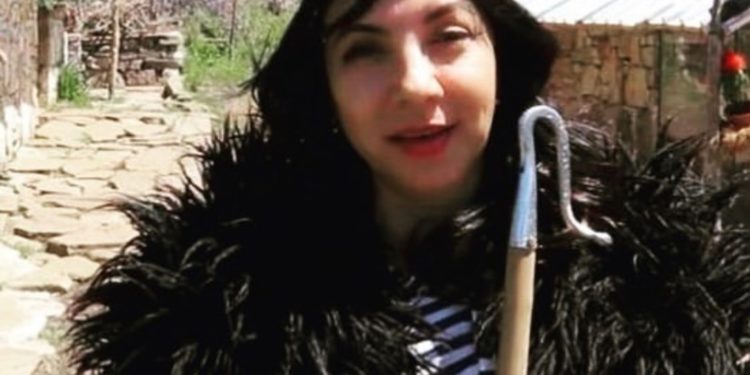 Me sharkun mbi supe dhe kërrabën në dorë, Rudina Xhunga ka një ftesë për në Çajup: Eja në parajsë… (VIDEO)