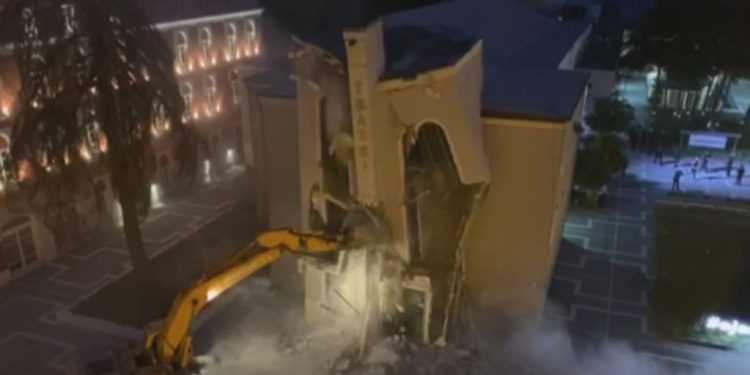 Shembet Teatri Kombëtar, pas tri vitesh përplasjesh