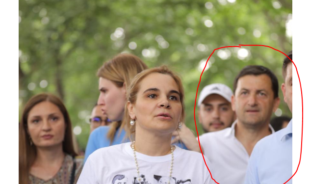 Vangjel Tavo pas Monika Kryemadhit tek protesta për teatrin