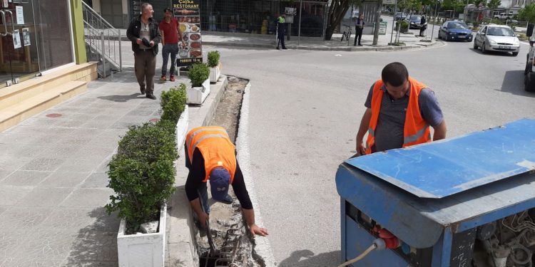 Defekt në linjën kryesore nga burimi i Hosit, pa ujë dy lagje të Gjirokastrës