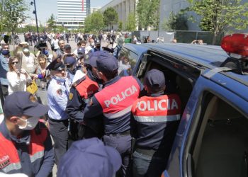 Mitingu në kohë pandemie, policia dhe idiotët në politikë, “elitë” e rrjete sociale. Media, mos i jepni zë këtyre hajvanëve