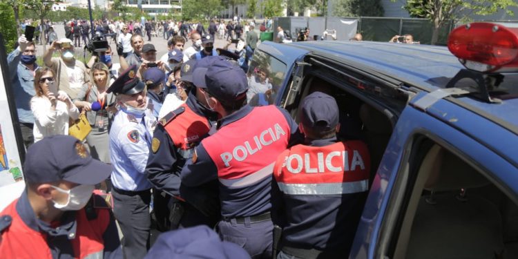 Mitingu në kohë pandemie, policia dhe idiotët në politikë, “elitë” e rrjete sociale. Media, mos i jepni zë këtyre hajvanëve