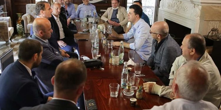 Theu rregullat e koronavirusit, gjobitet dhe i hiqet patenta Lulzim Bashës